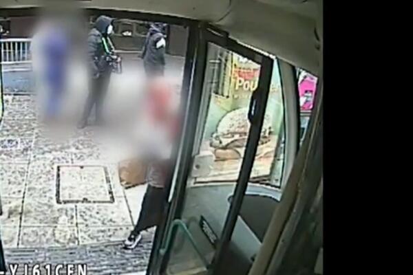 POZNATI JUTJUBER IZBODEN NA VRATIMA GRADSKOG PREVOZA: Krvav pir pred prolaznicima (UZNEMIRUJUĆI VIDEO)