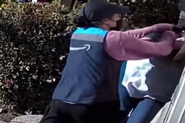 SVOM SNAGOM JE UDARILA PESNICOM U GLAVU: Radnica brutalno pretukla mušteriju, razlog nikad BIZARNIJI! (VIDEO)