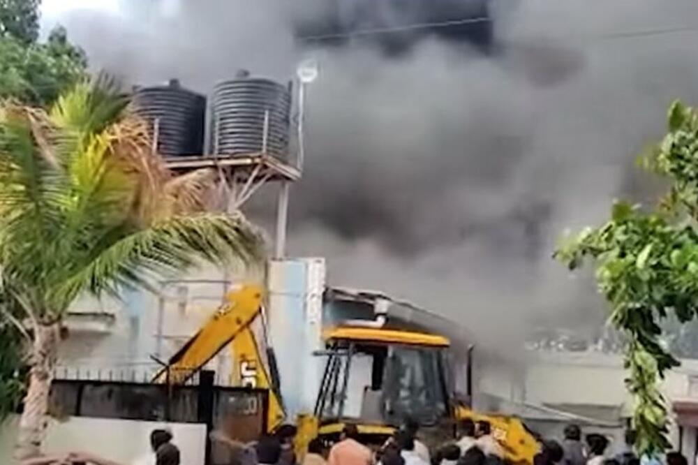 POŽAR U HEMIJSKOJ FABRICI U INDIJI: Vatrogasci morali da ruše zidove, POGINULO 18 LJUDI! (VIDEO)