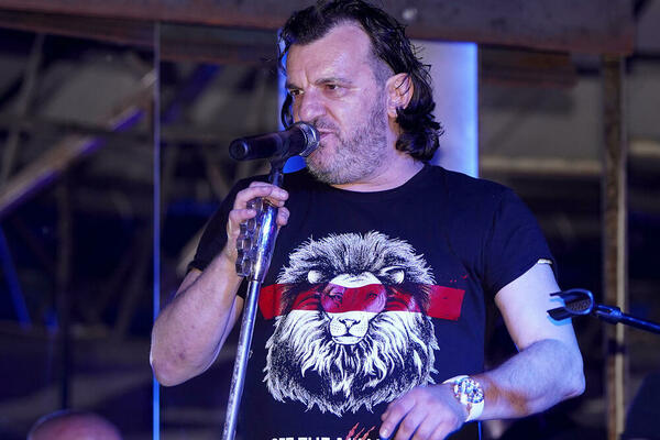 MASOVNA TUČA NA NASTUPU ACE LUKASA! Sukobile se DEVOJKE, uletela i POLICIJA! (VIDEO)