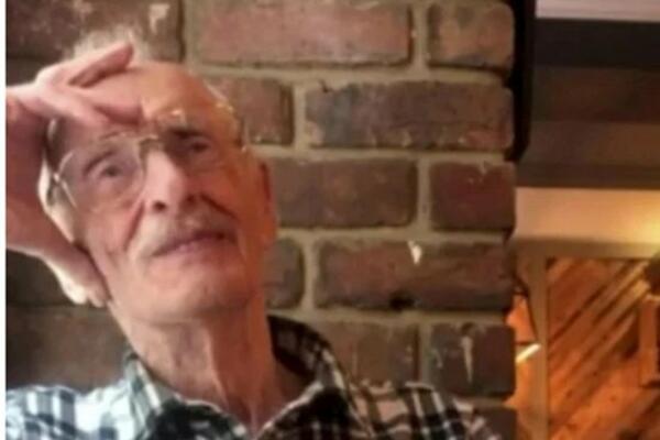 DEKA POSLE GODINU DANA DOŠAO U RESTORAN U KOME JE GODINAMA RUČAO: Vlasnik ga iznenadio DIRLJIVIM GESTOM! (VIDEO)