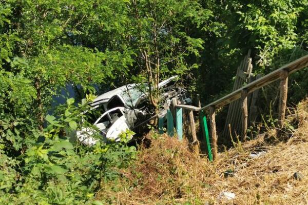 UDES KOD OVČAR BANJE: Sudarili se pikap i putničko vozilo, vozač prebačen u bolnicu (FOTO)