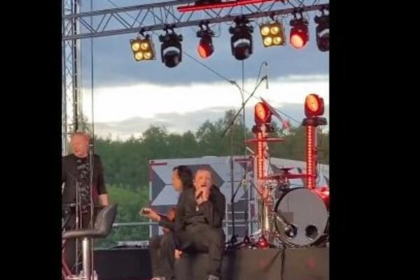 PIJANI RUSKI PEVAČ JE HIT DANA, ma kakvi, HIT GODINE! (VIDEO)