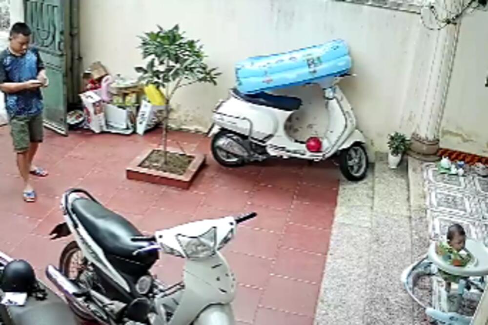 OVAJ ČOVEK JE HEROJ! Spasio je bebicu od VELIKE NESREĆE! (VIDEO)