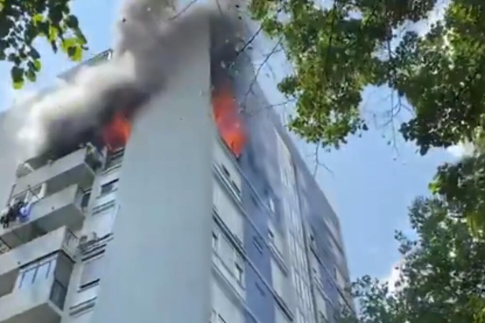 DRAMA U ZAGREBU! GORI ZGRADA, ČOVEK OSTAO ZAROBLJEN NA BALKONU: Stanovnici se evakuišu (FOTO/VIDEO)