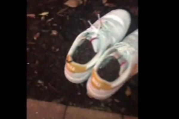 OSTAVIO JE PATIKE NAPOLJU DA SE OSUŠE, kad ih je uzeo u ruke SMUČIO MU SE ŽIVOT!!! (VIDEO)