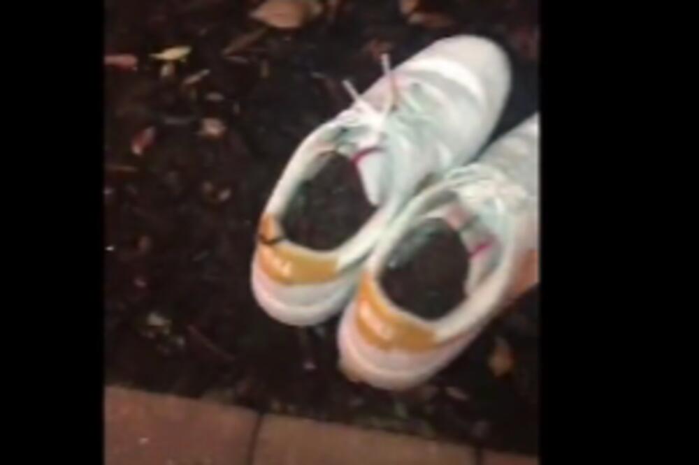 OSTAVIO JE PATIKE NAPOLJU DA SE OSUŠE, kad ih je uzeo u ruke SMUČIO MU SE ŽIVOT!!! (VIDEO)