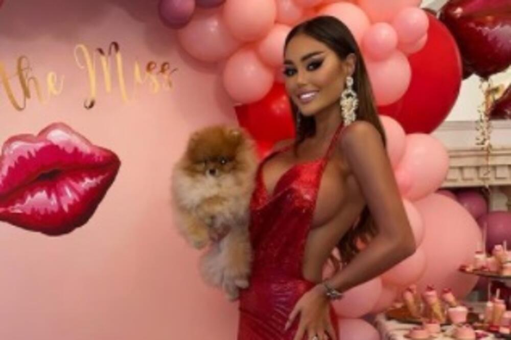 ANI KORAĆ KROZ DUBOKI DEKOLTE ISPALA BRADAVICA: Potpuno šokirala VELIČOM GRUDI, silikoni samo što ne PUKNU! (FOTO)