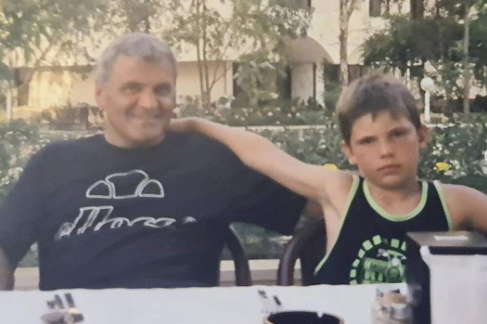 TRI RAZLIČITA ČOVEKA U JEDNOM! DEČAK SA SLIKE JE POVEZIVAN SA CECOM: Iz PALČIĆA je izrastao u DŽINA, ali BUKVALNO!