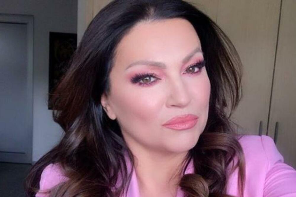 NINA BADRIĆ IZGLEDA KAO PRAVI AVION: Bila je na režimu ishrane, OVO JE ODMAH IZBACILA, a svi ga jedemo!