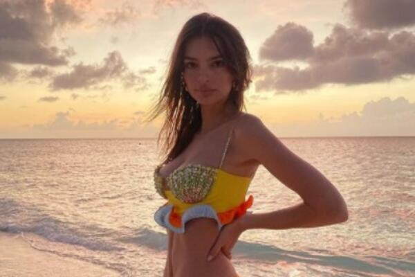 POZNATOJ MANEKENKI UMALO ISPALA BEBA DOK JE POZIRALA: Glava joj slobodno pada, BIZARAN PRIZOR, brutalno je psuju!