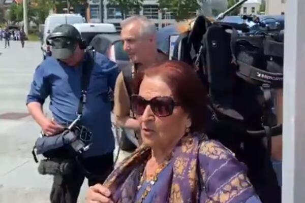 ŽUČNA RASPRAVA ISPRED ZGRADE MEHANIZMA: Čarka između žrtava Srebrenice i pristalice Mladića! (VIDEO)