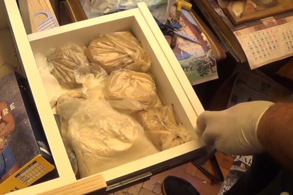 POLICIJA U 2 AKCIJE ZAPLENILA HEROIN, KOKAIN I DRUGE NARKOTIKE! Drogu krili na različitim mestima (VIDEO)