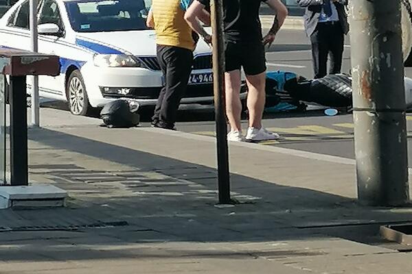 NOVA NESREĆA U BEOGRADU: Oboren motociklista kod hotela Moskve, leži na ulici! (FOTO)