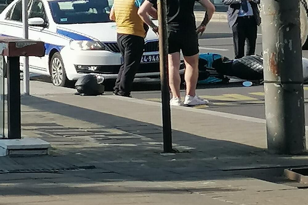NOVA NESREĆA U BEOGRADU: Oboren motociklista kod hotela Moskve, leži na ulici! (FOTO)