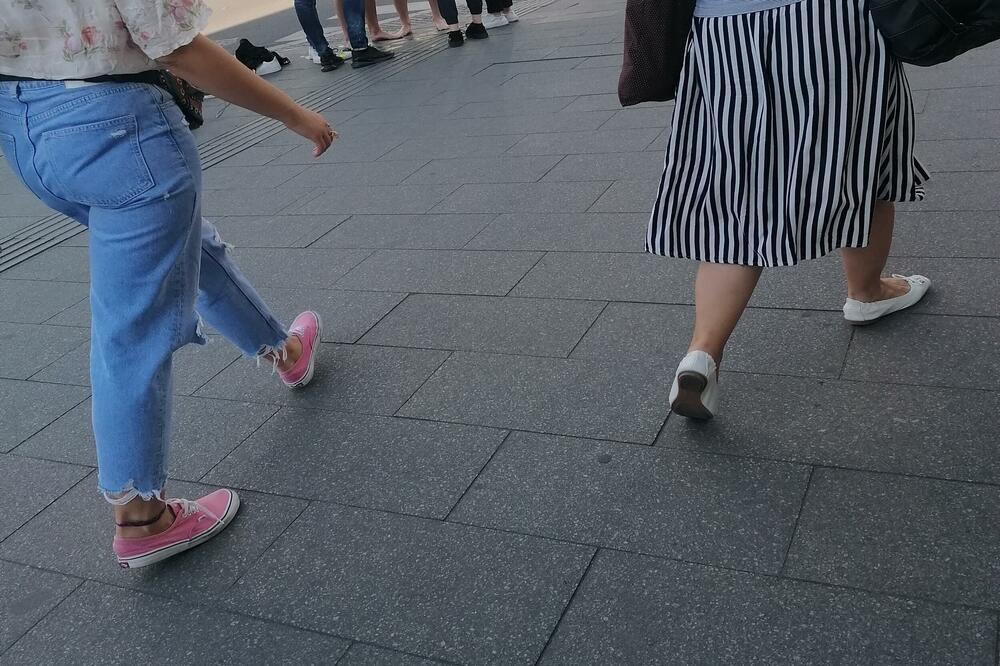 ŠTA JE BRE, OVO?! Usred bela dana skinuli se u gaće, pa zaprepastili Srbiju! (FOTO)