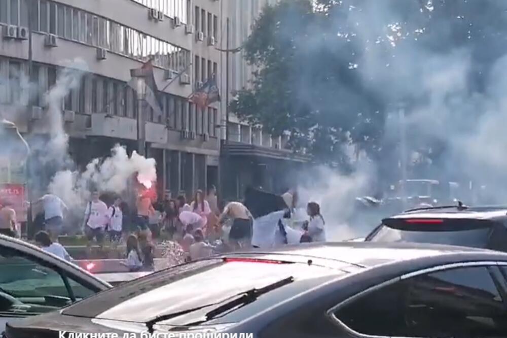 GORE BAKLJE, PUNA FONTANA, POSKIDALI SE, DEVOJČICE VRIŠTE: Evo kako beogradski maturanti slave svoj dan! (VIDEO)