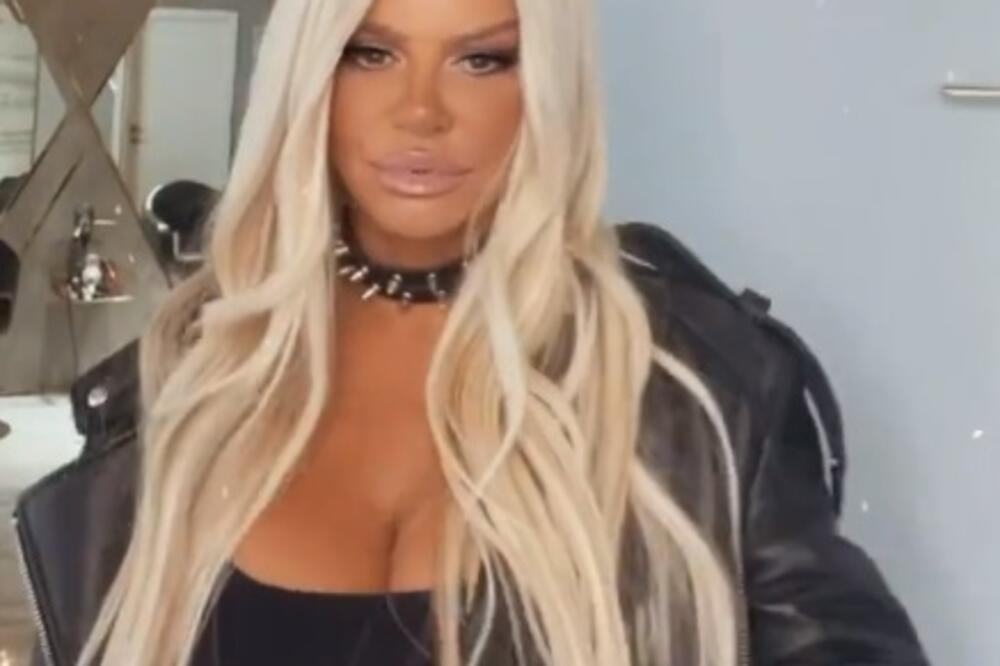 VRUĆI SNIMAK DARE BUBAMARE, U PRVOM PLANU SU SILIKONI: Uvijala se i izazovno gledala PRAVO U KAMERU! (VIDEO)