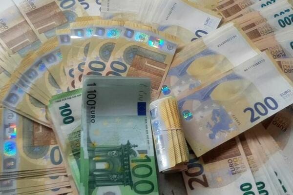 MAJKA KRILA 30.000 EVRA U DONJEM VEŠU, A SINU TORBICA PUNA NOVCA! Carinici pronašli ukupno 53.500 EVRA!