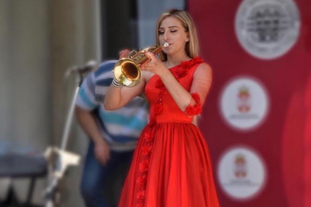 DANIJELA U DO SADA NEVIĐENOM IZDANJU: Princeza trube zasvirala u prelepoj odevnoj kombinaciji! (VIDEO)