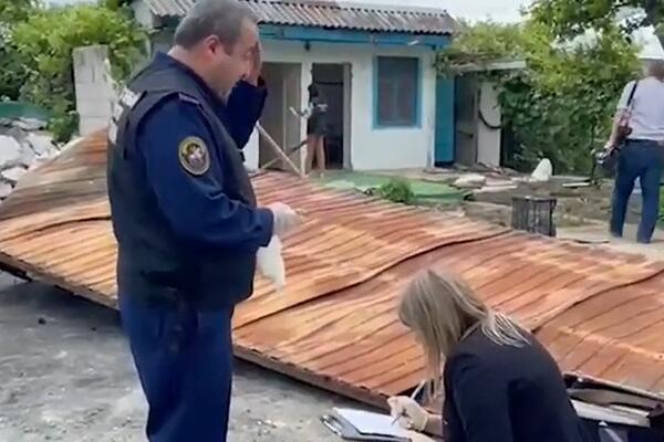 HOROR, ČOVEK UBIO DVOJICU IZVRŠITELJA JER SU HTELI DA MU IZBACE PORODICU NA ULICU: Policija hitno reagovala (VIDEO)