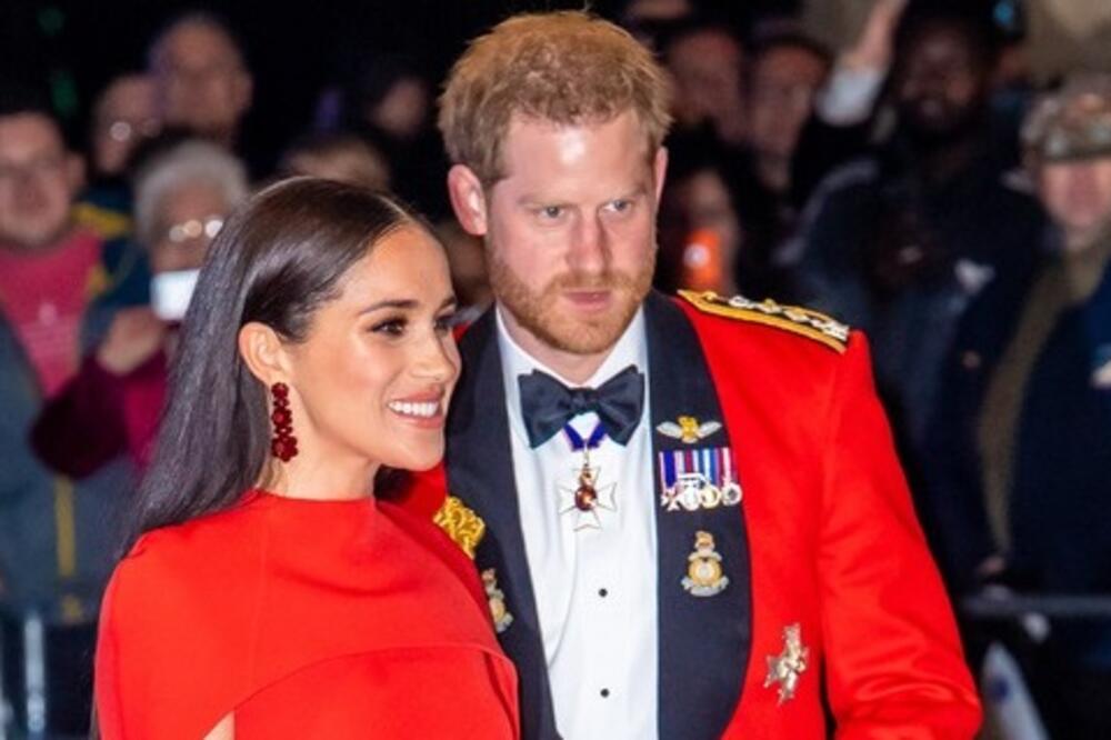 KRALJICA ELIZABETA II KONAČNO UPOZNALA PRAUNUKU: Ceo svet je očekivao njenu reakciju!