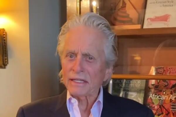 ORIGINALAN NAČIN DA SE POMIRI SA OCEM: Sin slavnog GLUMCA potpuno GO u javnosti, ovaj DETALJ na TORZU sve OTKRIO!