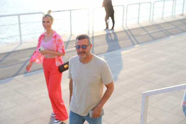 FOTKA ĐOLETA ĐOGANIJA I LEPOG MIĆE ZAPALILA MREŽE: Generacija a razlika OGROMNA! (FOTO)