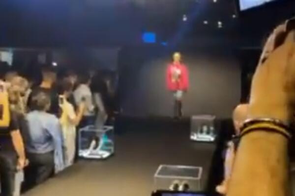 EKSKLUZIVNI SNIMAK SA REVIJE NA KOJU SU DOŠLE POZNATE FACE! Tu je i POLITIČAR, a KONTROVERZNI REPER je nosio PANCIR