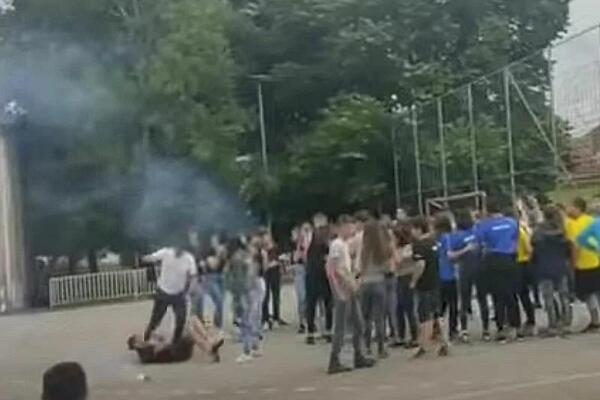 OSUĐEN OTAC IZ DOLJEVAČKOG SELA KOJI JE U ŠKOLSKOM DVORIŠTU PRETUKAO SINA: Doneta je presuda