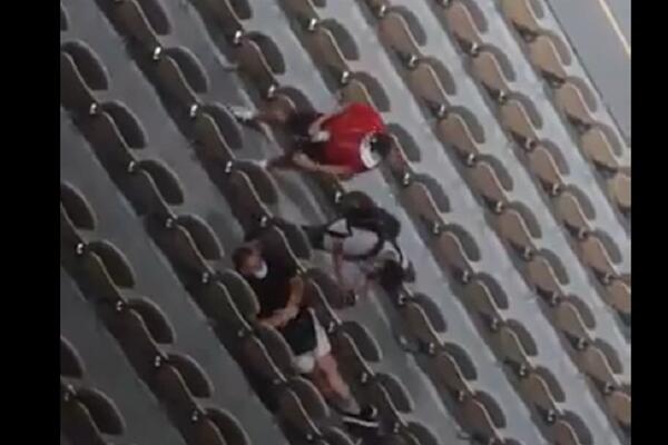 KAKO DA ODGLEDAŠ ĐOKOVIĆA KADA TE TERAJU SA TRIBINA? Na stari fazon, PRAVIŠ SE MRTAV - HIT REAKCIJA NAVIJAČA!