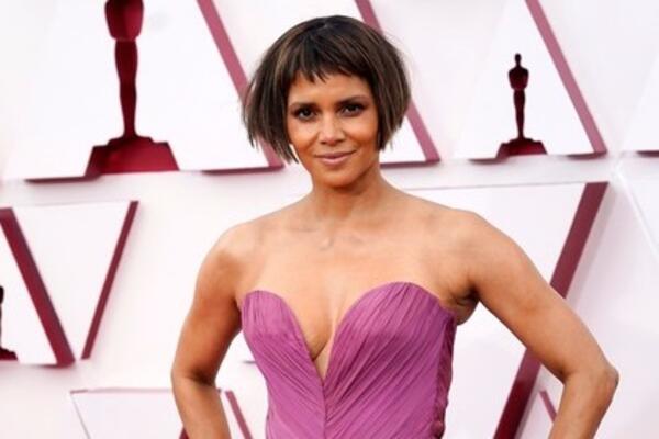 POZNATA GLUMICA SE SKINULA U 54. GODINI I IZGLEDA KAO BOMBA: Njeno savršeno telo gori od brutalnosti! (FOTO)