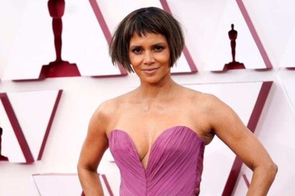 POZNATA GLUMICA SE SKINULA U 54. GODINI I IZGLEDA KAO BOMBA: Njeno savršeno telo gori od brutalnosti! (FOTO)