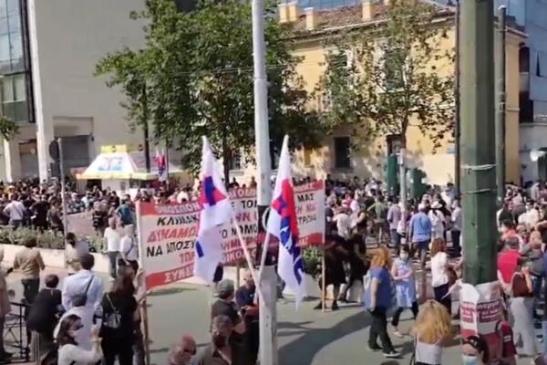 U GRČKOJ VLADAJU PROTESTI: Ljudi se digli protiv plana vakcinacije dece od 15 godina!