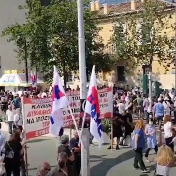 U GRČKOJ VLADAJU PROTESTI: Ljudi se digli protiv plana vakcinacije dece od 15 godina!