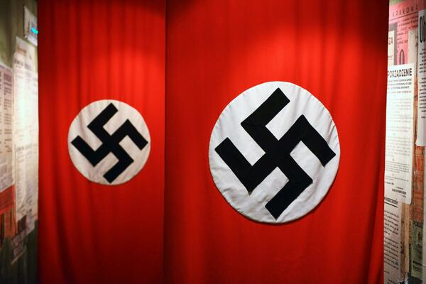 NEVERICA! AUSTRIJSKI VOJNIK ISTETOVIRAO SVASTIKU NA TESTIS: Osuđen na 19 meseci zatvora zbog glorifikovanja nacizma