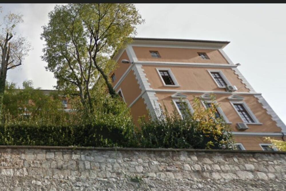 HOROR U SREDNJOJ ŠKOLI! Profesorki na času SIPALI OTROV U FLAŠU VODE, ona je popila!