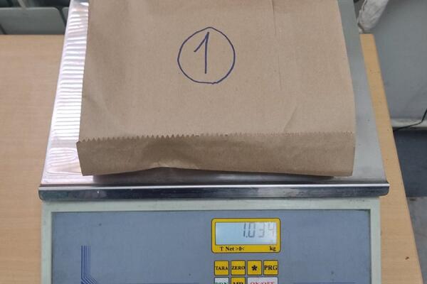 CARINICI NA HORGOŠU ZAPLENILI KILOGRAM DROGE: Krijumčar predat POLICIJI, a tek da čujete GDE je sakrio drogu (FOTO)