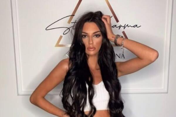 TARA JE SRAMOTA ZA ŽENSKI ROD, ONA JE NAJVEĆI BLAM! PEVAČICA SROZALA SIMOVU: Nikada oštrije prozivke joj sasula!