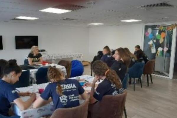 NA PRIPREMAMA ZA EVROPSKO SPREMAJU I UPIS U SREDNJU: Odbojkašice Srbije ne zapostavljaju školske obaveze!