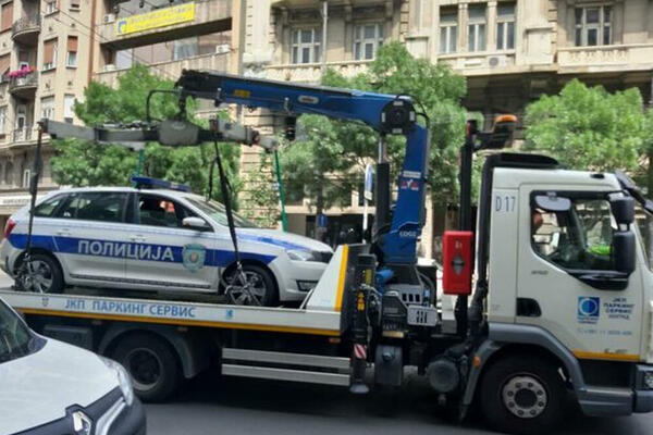 PAUK USRED CENTRA BEOGRADA POKUPIO POLICIJSKI AUTO: Prisutni ODUŠEVLJENI, scena za PREPRIČAVANJE