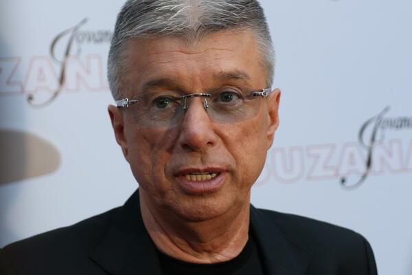 SALE POPOVIĆ UHVAĆEN NA ULICAMA OPATIJE U LUKSUZNOM AUTOMOBILU! Kao SVEMIRSKI BROD, a cena mu PAPRENA! (FOTO)