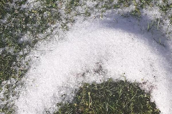 ZAPADNA SRBIJA NE PAMTI OVAKVO NEVREME: Pala je tolika količina grada da se zadržao na travi! (FOTO)