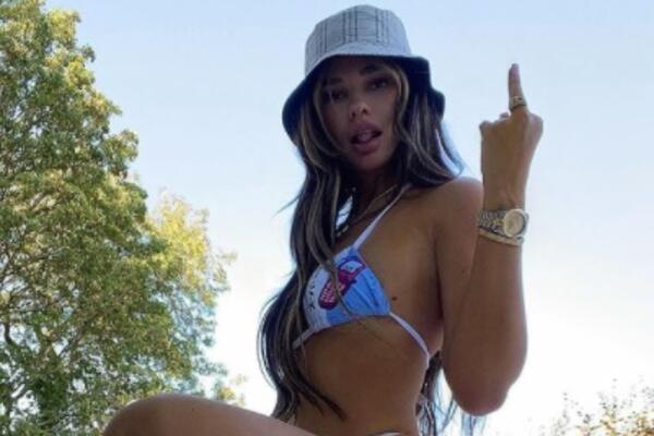 RASKINULA JE SA POZNATIM FUDBALEROM ZBOG IGRICA! ISPLIVALA NJENA INTIMNA FOTKA: Bezobrazna poza i milionske obline!