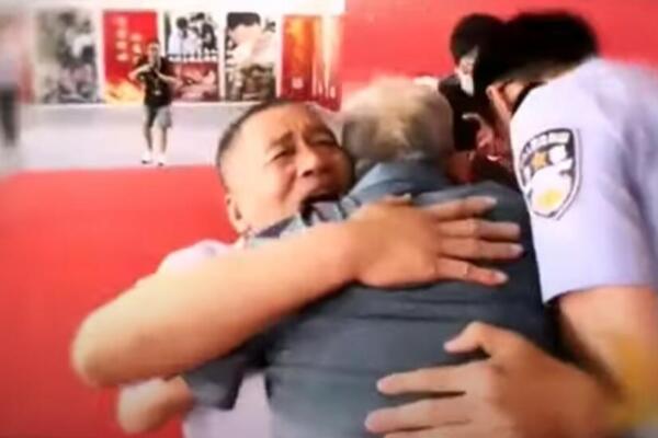 PRONAŠAO OTETOG SINA POSLE 58 GODINA: Snažno ga zagrlio i pao na kolena, snimak će vas ostaviti u SUZAMA! (VIDEO)