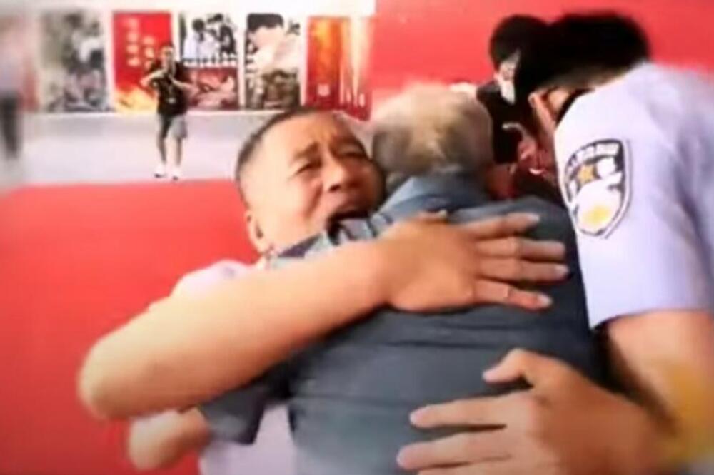 PRONAŠAO OTETOG SINA POSLE 58 GODINA: Snažno ga zagrlio i pao na kolena, snimak će vas ostaviti u SUZAMA! (VIDEO)