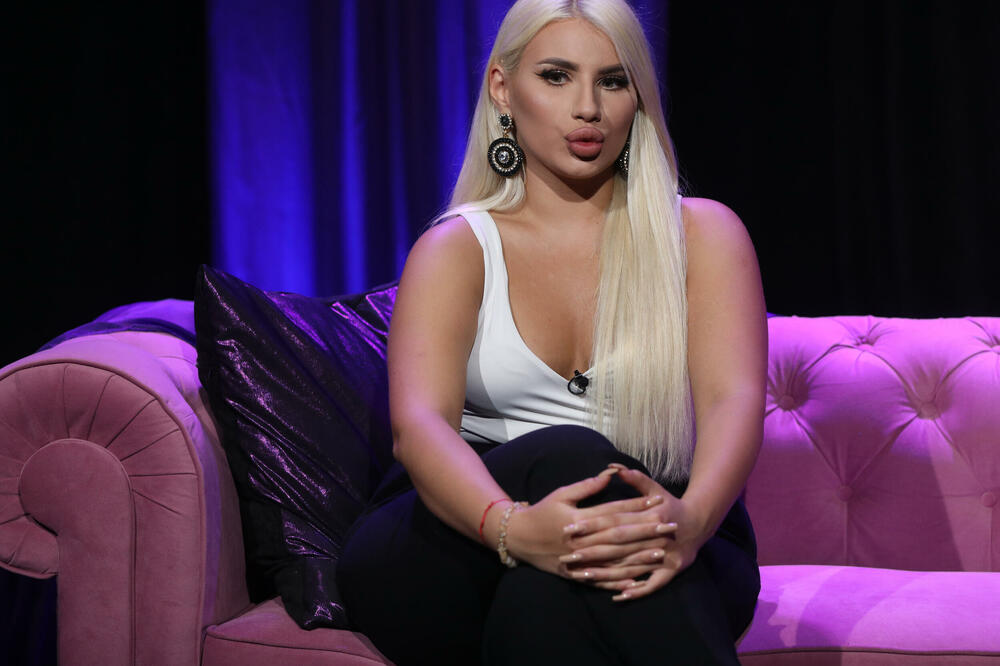 POGLEDAJTE KAKO RUŽA RUPIĆ IZGLEDA NAKON DIJETE: Pevačica se PREPOLOVILA, baš veliki ŠOK