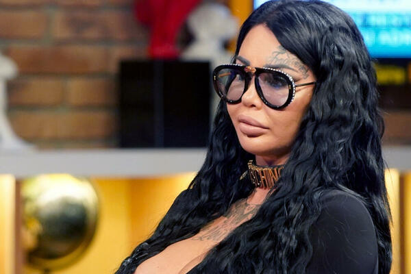 PONOSNA ŠTO JE SNIMALA FILMOVE ZA ODRASLE! ANĐELA VEŠTICA BEZ TRUNKE BLAMA O SVOM PUTU: Kupuje stanove i vile?