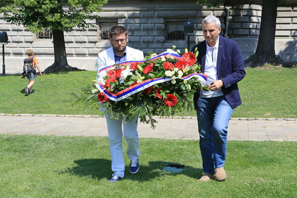 OBELEŽENA GODIŠNJICA MAJSKOG PREVRATA: Mladenović i Karl položili vence (FOTO)