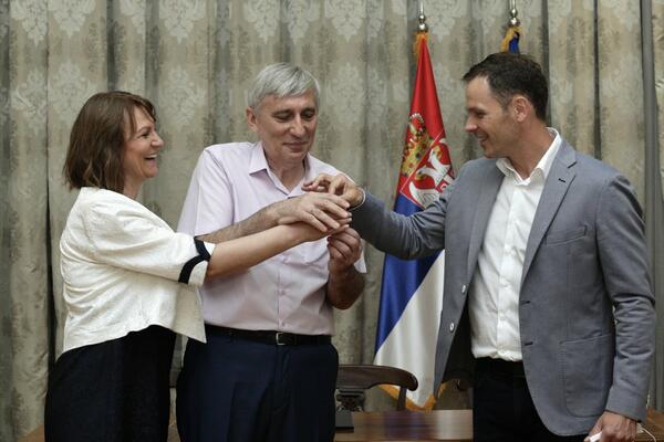 GORAN JE JEDAN OD 3,8 MILIONA: Ministar Mali mu uručio ključeve stana u Zemunu (FOTO)